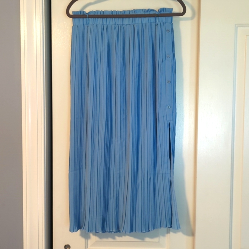 Pleated 3/4 length skirt